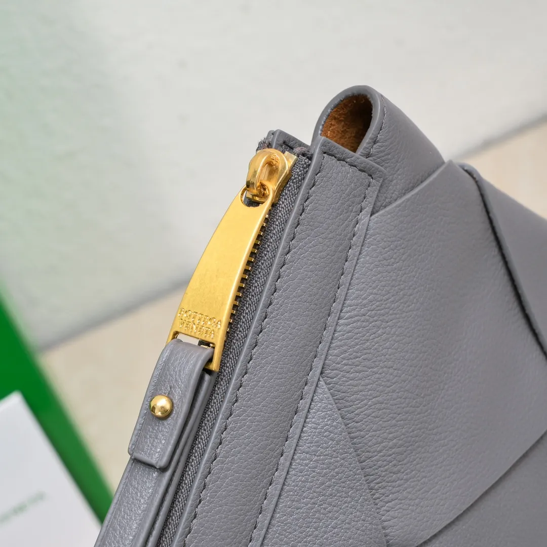 B's new lightweight shape-changing design handbag, suitable for both men and women, suitable for daily use, from small woven to large woven, simple and easy to wear, the leather has the best feel, a worth buying item, size 35*19*1cm [6689#]